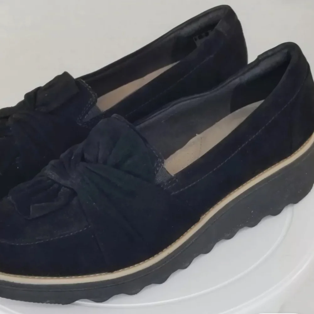 Cushion collection BY CLARKS. BLACK VELVETY WEDGE TWIST BOW LOAFER SHOES. 9